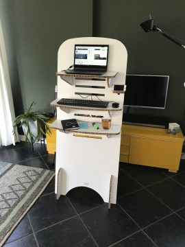 Kartonnen werkplek binnen