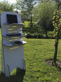 Kartonnen werkplek buiten